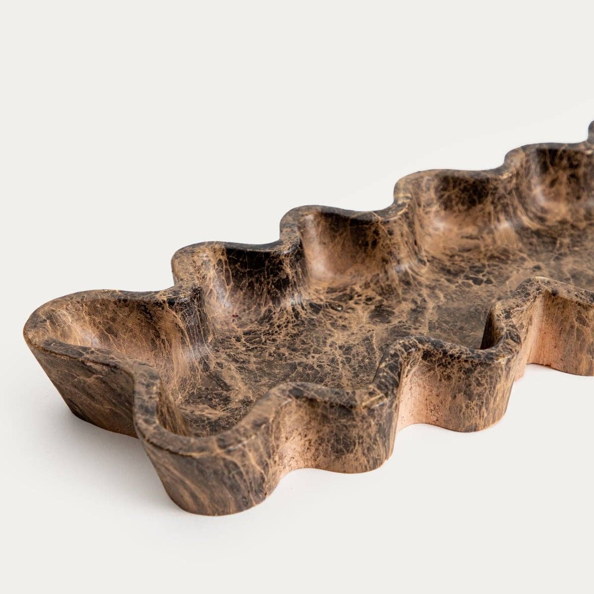 Plateau décoratif | ELYSIAN | à bord ondulé, marron
