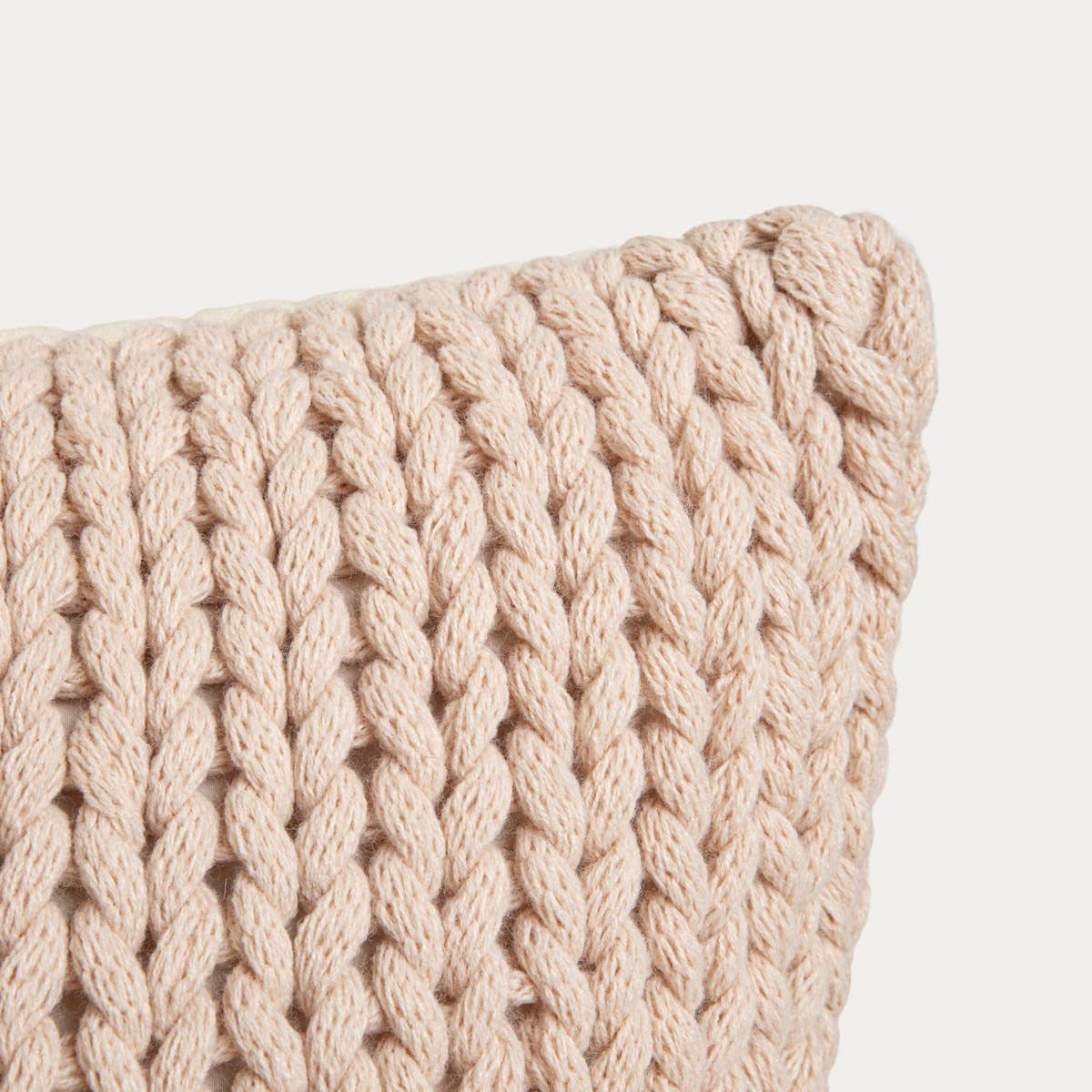 Coussin | RAYNE | avec un motif tricoté tissé à la main en écru