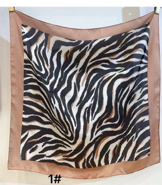 Foulard touche soie 70x70 motif leopard Beige